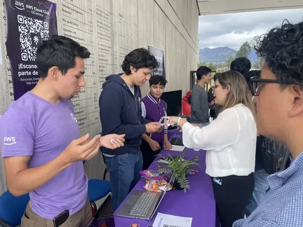 Introducción a AWS — Yachana Day UCuenca — foto 9